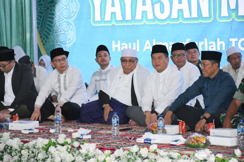 Foto Suasana Kekraban Antara Gubernur NTB, Dr. H. Lalu Muhamad Iqbal, S.IP., M.Si Dengan Ketua Dewan Pembina Yayasan Maraqit,  Dr. TGH. Hazmi Hamzar, SH, MH Peringatan Hari Ulang Tahun (HUT) Ke-74 Yayasan Maraqittalimat, Yang Dirangkaikan Dengan Haul Almaghfurullah TGH. Zainuddin Arsyad Ke-35, pada Jumat (1/5/2026) (PKP Lotim)